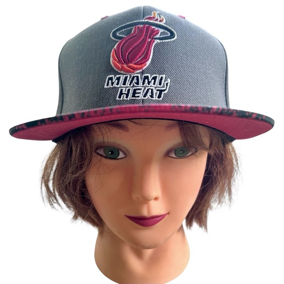 RARE! Miami Heat Mitchell & Ness‎ Snap Back Grey with Flamed Bill Hat /Cap NBA - Picture 2 of 12